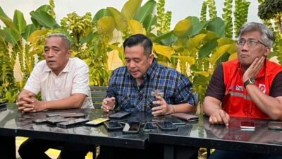 Ketua DPC Partai Demokrat Ciamis H. Anjar Asmara (tengah) bersama Ketua DPC Partai Gerindra Ciamis Pipin Arif Apilin (kiri) dan Ketua DPD PKS Ciamis H. Didi Sukardi (kanan) saat pertemuan di Cafe 23, Ciamis. (Dok, foto. Kondusif.com/fauza khodir)