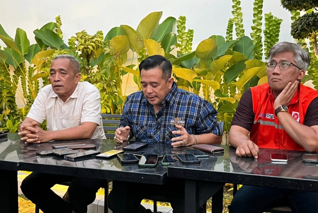 Ketua DPC Partai Demokrat Ciamis H. Anjar Asmara (tengah) bersama Ketua DPC Partai Gerindra Ciamis Pipin Arif Apilin (kiri) dan Ketua DPD PKS Ciamis H. Didi Sukardi (kanan) saat pertemuan di Cafe 23, Ciamis. (Dok, foto. Kondusif.com/fauza khodir)