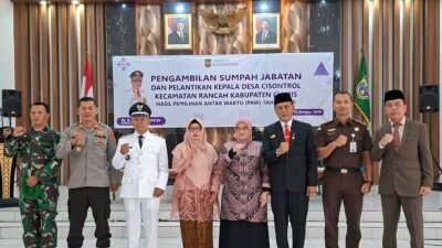 Kades Cisontrol Kecamatan Rancah Saat Berfoto Bersama Bupati Ciamis Dr H Herdiat Sunarya