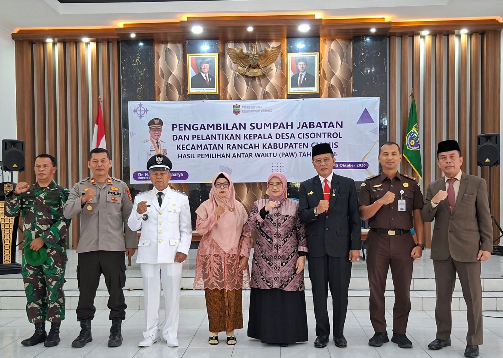 Kades Cisontrol Kecamatan Rancah Saat Berfoto Bersama Bupati Ciamis Dr H Herdiat Sunarya