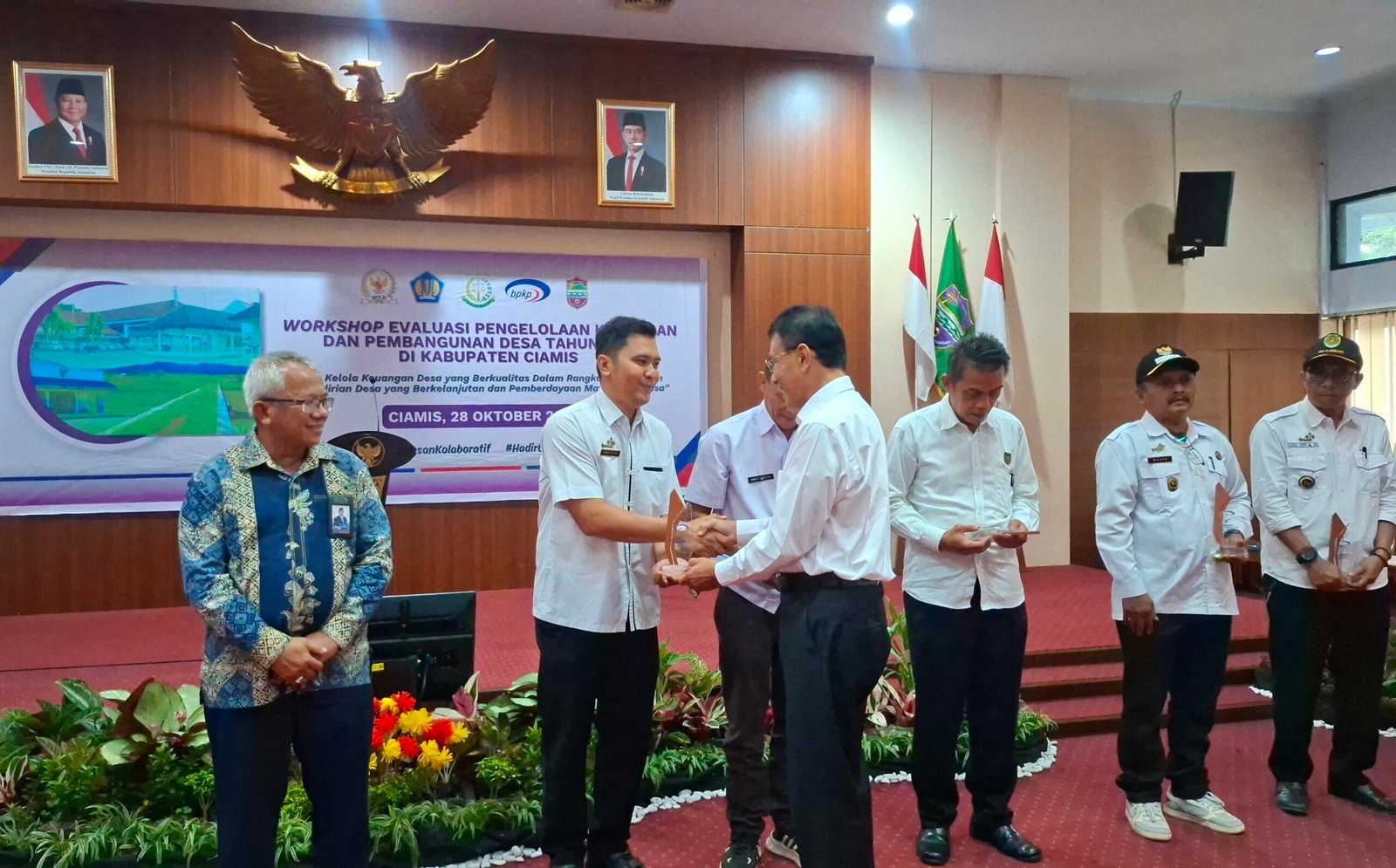 Bupati Ciamis H Herdiat Sunarya Saat Menyerhakan Piagam dan Plakat dari BPKP Jabar Kepada Desa Yang Berprestasi