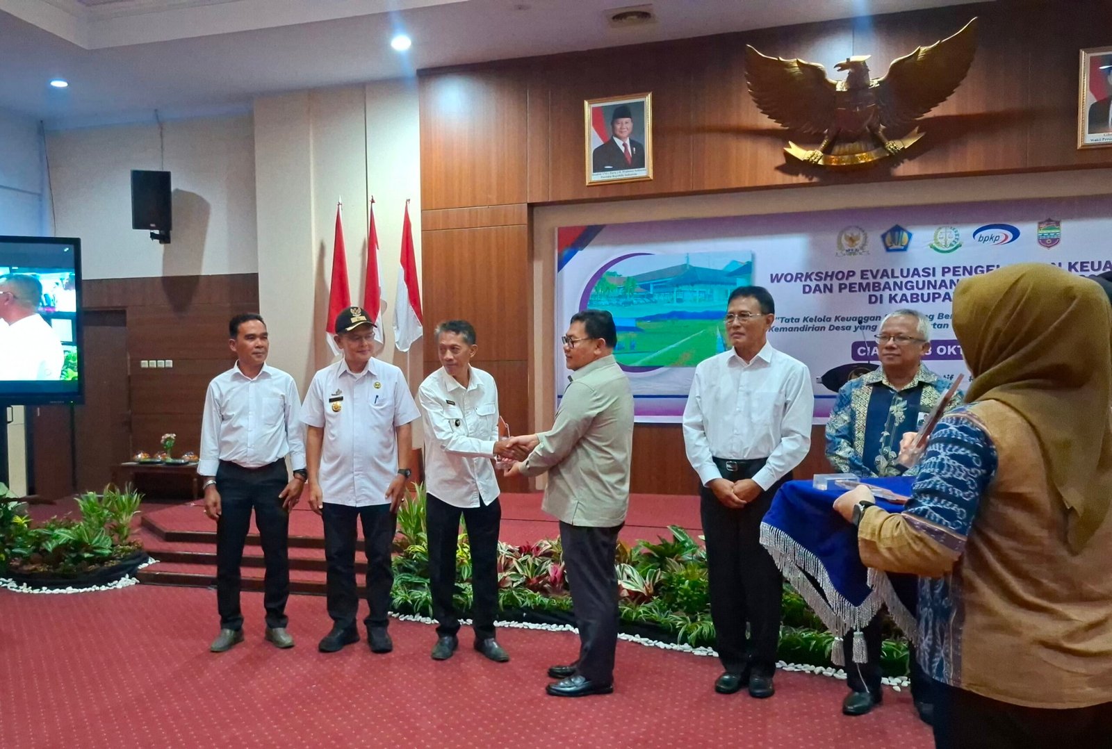 Penyerhaan Penghargaan dari BPKP Perwakikan Jabar Nominasi Kategori Pengelolaan Keuangan Desa Terbaik
