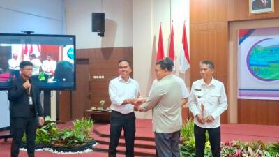 Foto: Kepala Desa Gegempalan Kecamatan Cikoneng Mendapatkan Penghargaan Nominasi Kategori Juara 1 Pengelolaan Keuangan Desa Terbaik Dari BPKP Perwakilan Jawa Barat