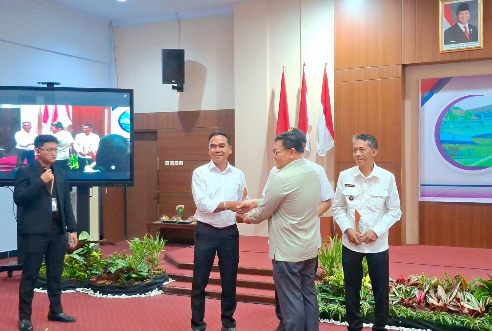 Foto: Kepala Desa Gegempalan Kecamatan Cikoneng Mendapatkan Penghargaan Nominasi Kategori Juara 1 Pengelolaan Keuangan Desa Terbaik Dari BPKP Perwakilan Jawa Barat