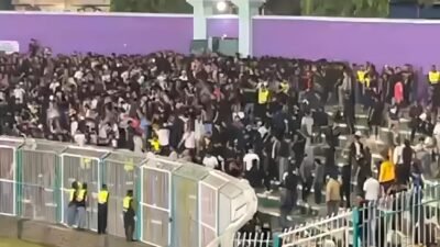 Kericuhan Antarsuporter saat laga PSGC Ciamis kontra PSIS Semarang di Stadion Galuh. (Dok, foto. Kondusif.com)