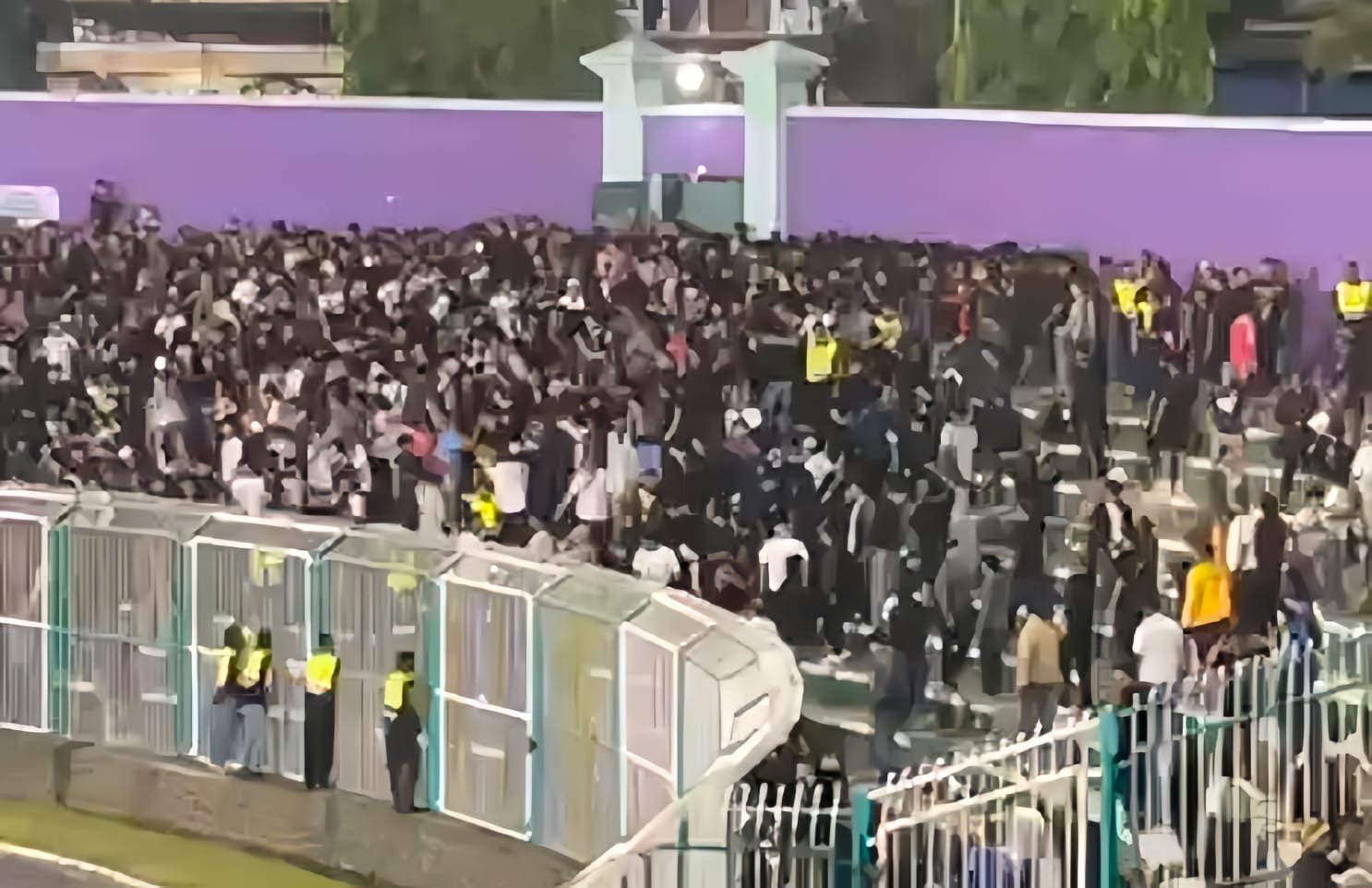 Kericuhan Antarsuporter saat laga PSGC Ciamis kontra PSIS Semarang di Stadion Galuh. (Dok, foto. Kondusif.com)